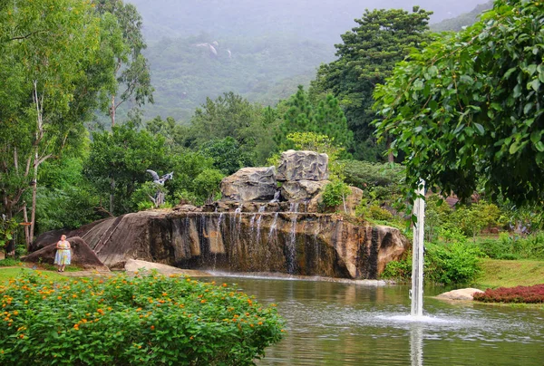 Prachtig uitzicht op de waterval, bergen en een vijver — Stockfoto
