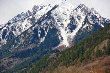 güçlü dağ kısmen karla kaplı