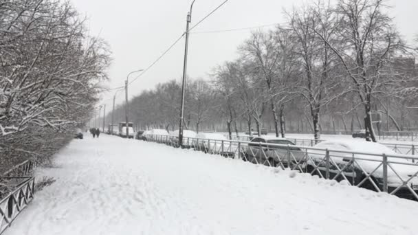 Vistas de la ciudad cubierta de nieve — Vídeos de Stock