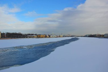 nehir Neva buz ve kar ile kaplı. Rusya, Saint-Petersburg, 24 Şubat 2017