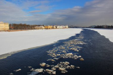nehir Neva buz ve kar ile kaplı. Rusya, Saint-Petersburg, 24 Şubat 2017