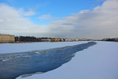 nehir Neva buz ve kar ile kaplı. Rusya, Saint-Petersburg, 24 Şubat 2017