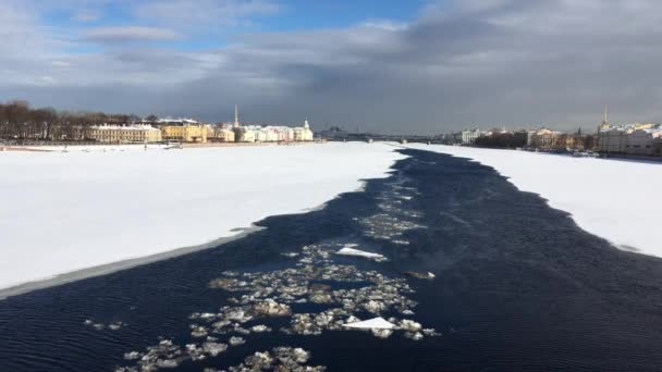 Река Нева покрыта льдом и снегом. Россия, Санкт-Петербург, 24 февраля 2017 — стоковое видео