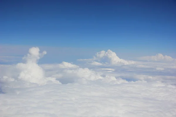 Figuren aus Wolken hoch am Himmel — Stockfoto