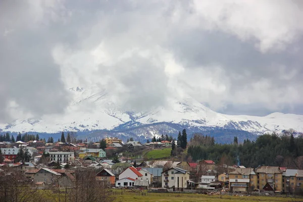 bulutlar ev, karlı dağlar