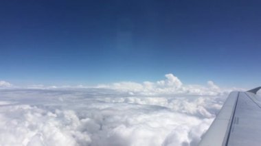Bulutların üzerinde uçarken