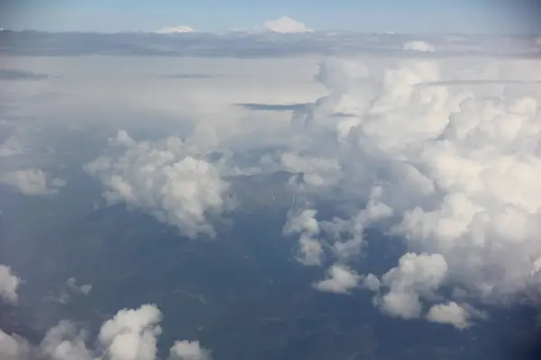 雲の切れ間から山の頂上 — ストック写真
