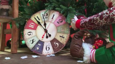 Noel kompozisyon, hangi orada Noel ağacının yanındaki katta oturan bebek çocuk vardır saatler, oklar, yuvarlak zaman beş dakika, 12 yerde yatarken kar taneleri