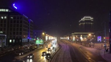 Rusya, Saint-Petersburg, 15 Aralık 2017. Mosksvskiy Prospekt ve geniş yollar, karayolu, karanlık, güzel ışıklar, arabalar, her iki tarafında Gazprom merkezlerinden modern ofis Noel, karlı
