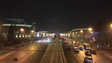 Rusya, Saint-Petersburg, 15 Aralık 2017. Noel, kış atmosfer Caddesi, düşen kar, sokak ve evler dekore çeşitli çelenk, karanlık, Şerit üzerinde araçların hareketi ile