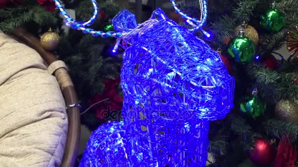 Veado Azul Fundo Árvore Natal Decorado Com Brinquedos Verde Vermelho — Vídeo de Stock