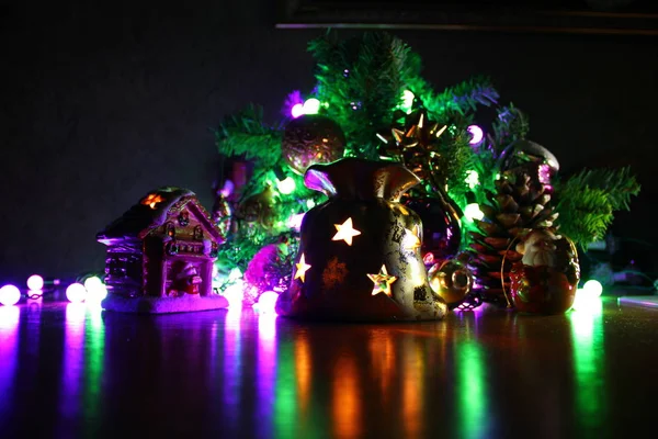 Composición Sobre Tema Navidad Rama Árbol Navidad Decorado Con Juguetes —  Fotos de Stock