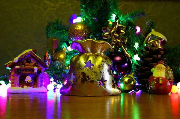 Композиция Тему Рождества Елка Ветка Украшена Игрушками Стоя Рядом Подарочной — стоковое фото