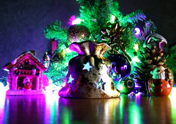 Összetétele Karácsonyi Téma Játékok Mellette Egy Ajándékcsomagot Díszített Karácsonyfa Belülről — Stock Fotó