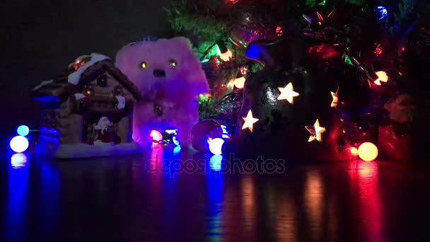クリスマス テーマの組成犬のおもちゃで飾られた 木の枝の年ギフト バッグの横に立って中照らされてラウンド ボウル キャンドル サンタ クロース家ビッグ ショット ガーランドのライト — ストック動画