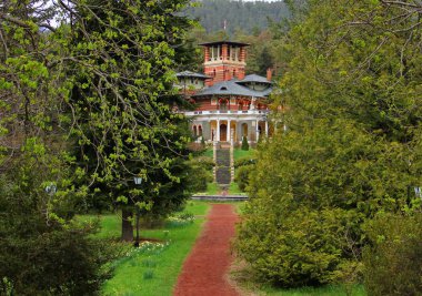 Georgia, Borjomi, 23 Nisan 2017. Prens Romanov Sarayı Mağribi tarzı, Bahar, Lale, çam ağaçları, kırmızı kum parça, genç bir sürü bu villada ağaçta bırakır.
