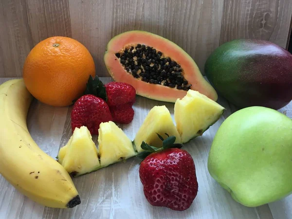 Σύνθεση Από Εξωτικά Φρούτα Παπάγια Μάνγκο Φράουλα Πορτοκάλι Μπανάνα Μήλο — Φωτογραφία Αρχείου