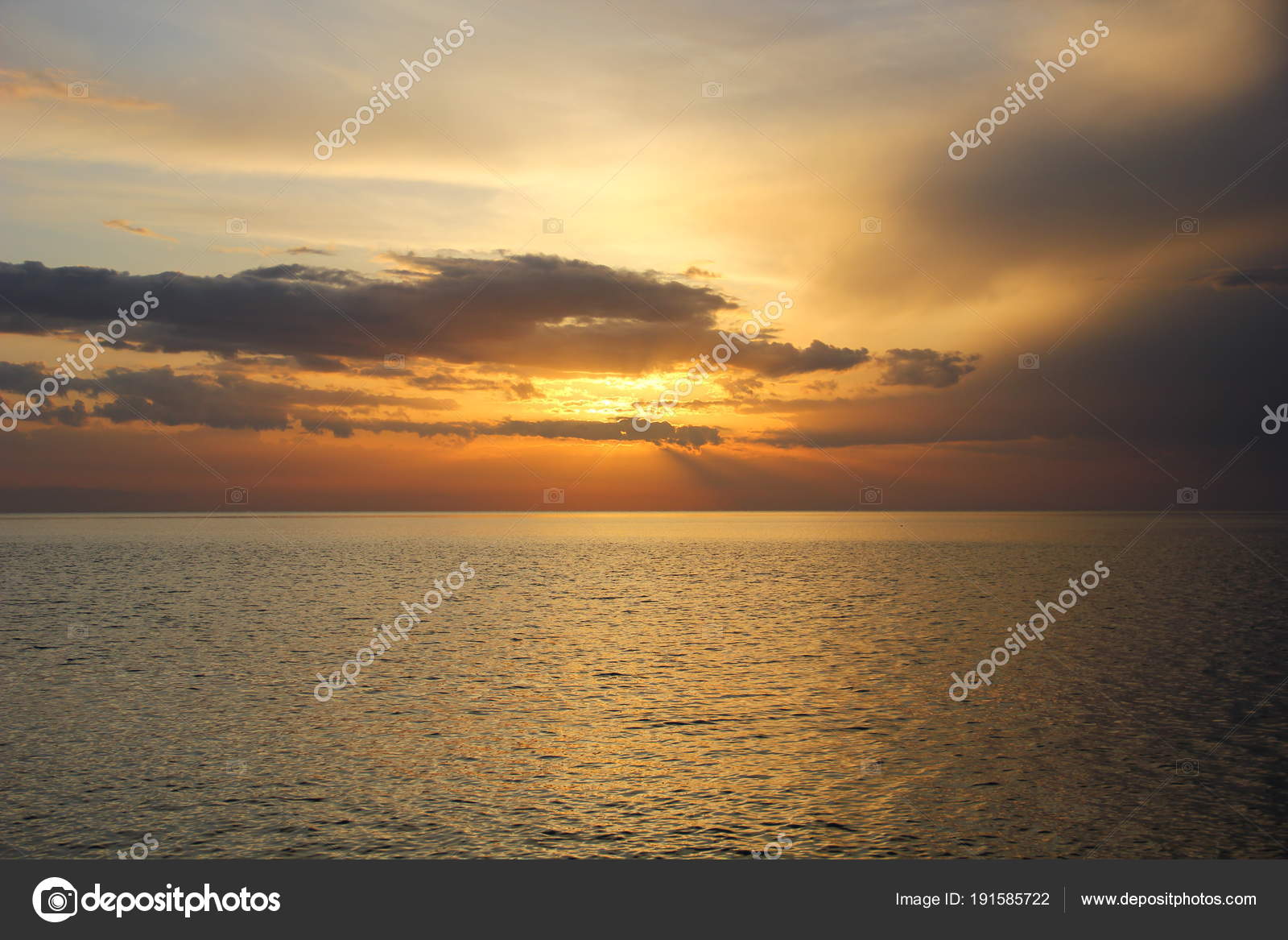 早朝の地中海 スカイ ピンクやオレンジ色の輝き 壁紙の暴動の美しい自然色の素晴らしい美しい夜明け ストック写真 C Consuelo02