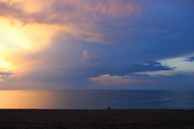 deniz üzerinde güzel şafak, bulutlar, gökyüzünde pembe Parıltı, güneş sabah uyanır, yükselir, renklerin bir isyan, pürüzsüz sakin deniz, hassas tonları