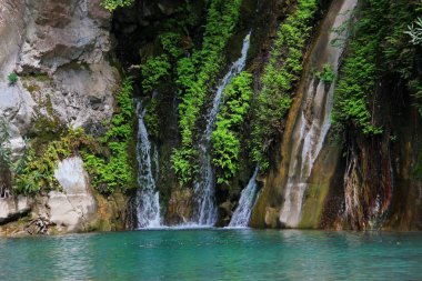 Türkiye'de, yeşil, büyük bir baskı akar turkuaz mavi su altında küçük bir miktar ile kaplı bir dağ bir kanyonda güzel bir şelale