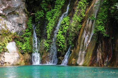 Türkiye'de, yeşil, büyük bir baskı akar turkuaz mavi su altında küçük bir miktar ile kaplı bir dağ bir kanyonda güzel bir şelale