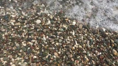 video ve ses gürültü farklı renklerde küçük çakıl taşları çakıl plajında denizin birbirine vurmak, su taşları, deniz dalgası açık kapakları su, yaz tatili