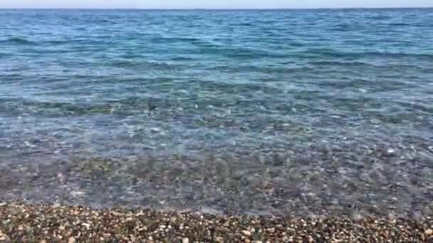 Mavi Akdeniz Deniz Kıyı Çakıl Plaj Küçük Dalga Sürekli Yaklaşıyor — Stok video