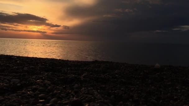 朝の夜明け 海に太陽 水から上がるし Hid 普及雲の色 オレンジの色合いで小さな波 ビーチと海の水 — ストック動画