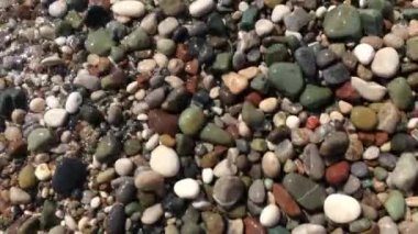 videolar gibi temizleyin, sahilde temiz su renkli güzel güzel çakıl plaj, çakıl plaj, yatıştırıcı, rahatlatıcı video yalan yıkar