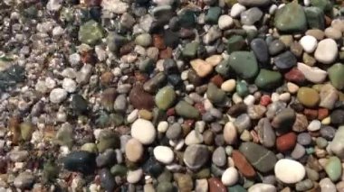 Video Sahilde su gibi renkli güzel güzel çakıl plaj, çakıl plaj, yatıştırıcı, rahatlatıcı video yalan yıkanmış