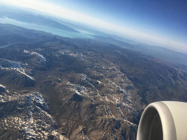 飛行機からトルコの地中海部分 ウスパルタの面積 頂上の雪 青い水のある湖 タービン航空機 空からの眺め — ストック写真