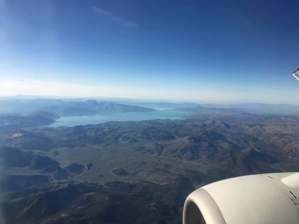 飛行機からトルコの地中海部分への眺め ウスパルタの面積 青い水と湖 タービン航空機 — ストック写真