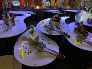 Açık büfe restoran, içinde güzel bir damla tabağa şeklinde gıda, çeşitli atılır peynir, sebze rulo, güzel sahne, Garson, otlar şişe