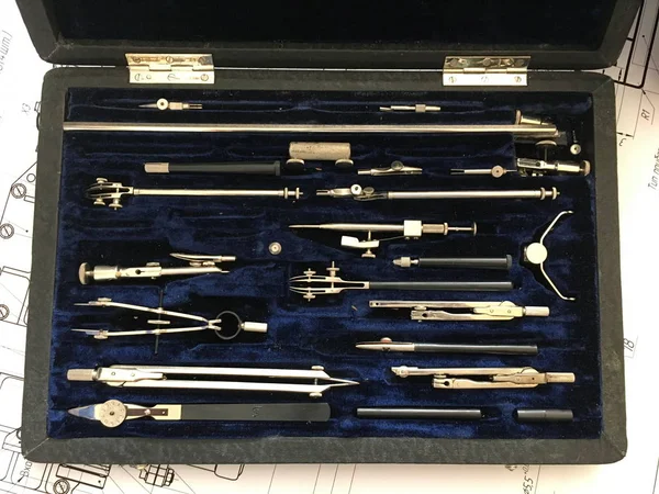 gotovalnya, bir bilgisayar, tasarımcının çalışması yardımı ile bir dizi çizim, nadir, mavi kadife, çizim alttan çizim modern bir arka plan üzerinde eski yöntemler için araç kutusu yapacağız