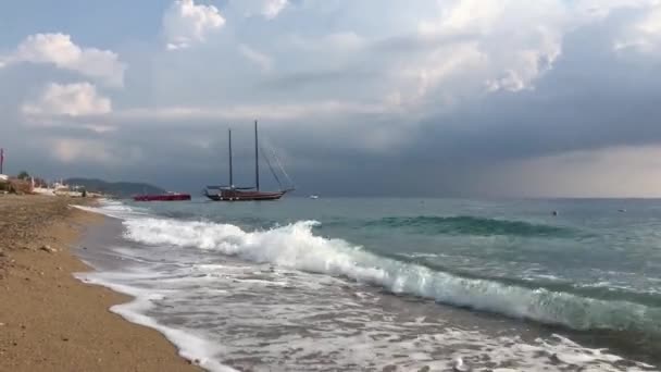 Blick Auf Den Sandstrand Ein Bisschen Meer Weißer Schaum Bedeckt — Stockvideo