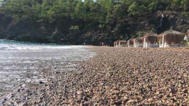 Playa Guijarros Montón Guijarros Toldos Asegurados Con Techo Paja Mar — Vídeo de stock