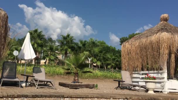Casas Playa Privadas Con Techo Paja Colgante Luz Balanceándose Del — Vídeo de stock