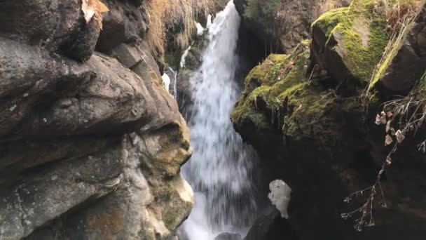穿过坚固的岩石 看得见瀑布 强大的水压 落水的声音 咕哝着 — 图库视频影像