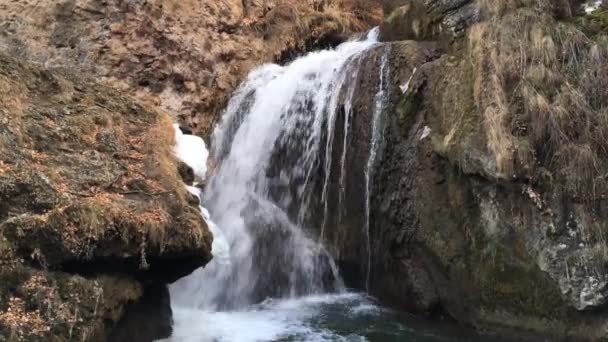 Водопад Стекает Низких Скал Поздней Осени Основном Коричневый Желтый Трава — стоковое видео