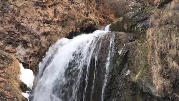 Vodopád Dobrým Tlakem Vody Teče Hor Skály Pozdní Podzim Zažloutlá — Stock video