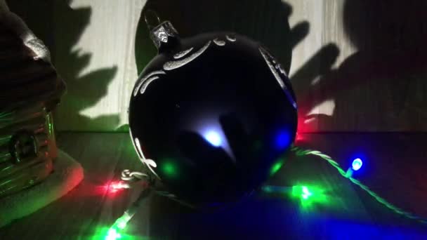 Bola Cristal Azul Decoración Para Árbol Navidad Acostado Junto Luces — Vídeos de Stock