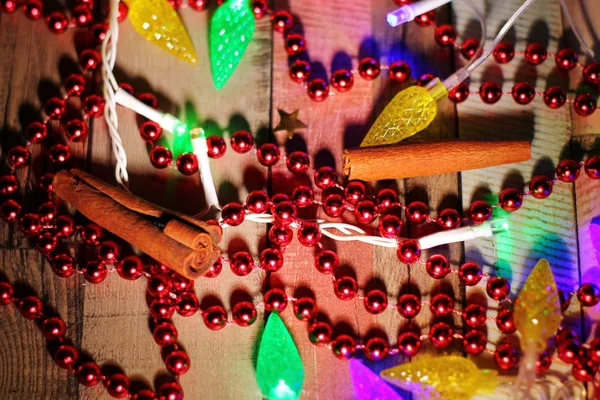 Composição Festiva Natal Muitas Bolas Vermelhas Uma Corda Paus Canela — Fotografia de Stock