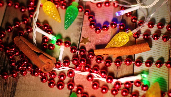 Slavnostní Vánoční Kompozice Spousta Červených Míčků Provaze Skořicové Tyčinky Blikající — Stock fotografie