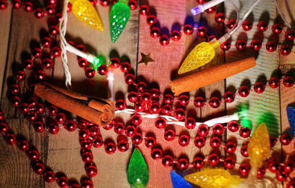 Composição Festiva Natal Muitas Bolas Vermelhas Uma Corda Paus Canela — Fotografia de Stock