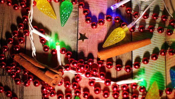 Святкова Різдвяна Композиція Багато Червоних Кульок Мотузці Палички Кориці Сяючий — стокове фото