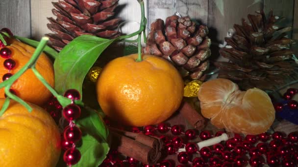 Kerstmis Nieuwjaarsvakantie Tafel Mandarijnen Bladeren Knutselen Kaneelstokjes Elektrische Bloemenslinger Met — Stockvideo