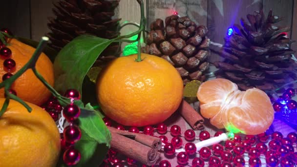 Χριστούγεννα Τραπέζι Διακοπών Του Νέου Έτους Μανταρίνια Και Φύλλα Tinsel — Αρχείο Βίντεο