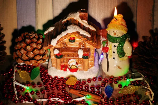 Игрушечный Дом Санта Клаус Порошок Снегом Стоя Рядом Свечой Снеговика — стоковое фото