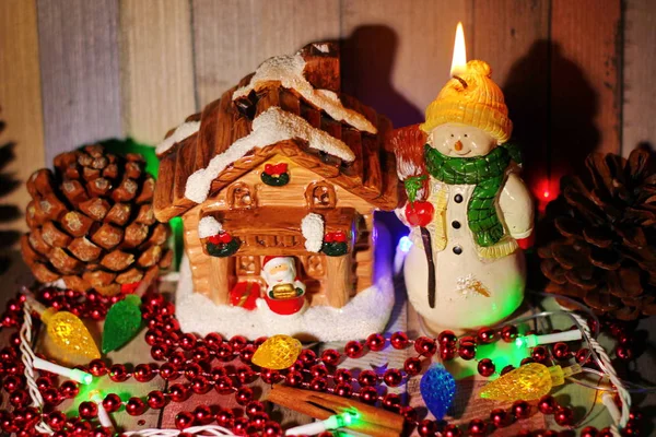 Дім Іграшок Санта Клаус Залитий Снігом Стоїть Поруч Свічкою Сніговика — стокове фото