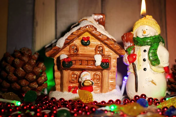 Domeček Hraní Santa Claus Prášku Sněhem Stojící Vedle Sněhuláka Svíčky — Stock fotografie